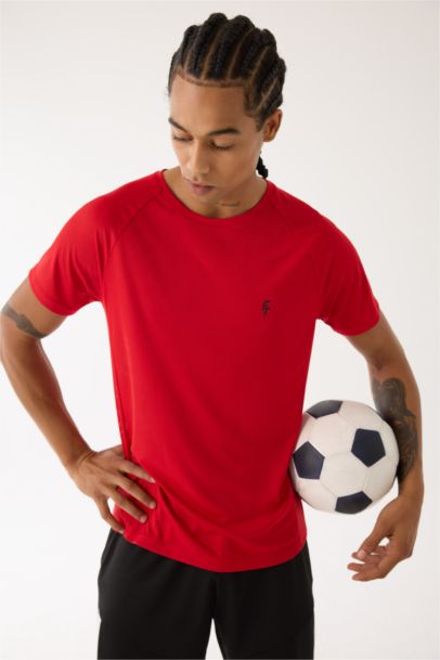 Kırmızı Standart Fit Bisiklet Yaka Sporcu Kısa Kollu Tişört