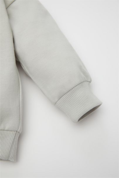 طقم بيبي اولادي سويت شيرت وسويت بانتس بطبعة شعار قماش رقيق قصة عادية - قطعتين