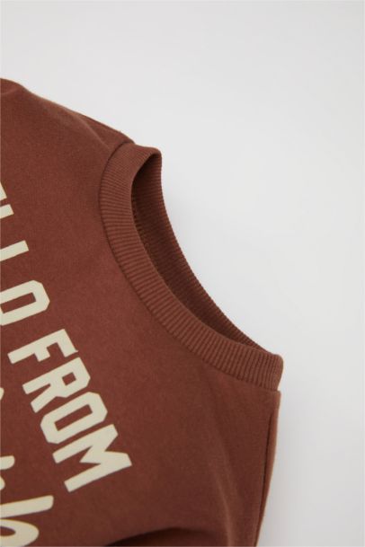 طقم بيبي اولادي بطبعة شعار بكابيشون - قطعتين