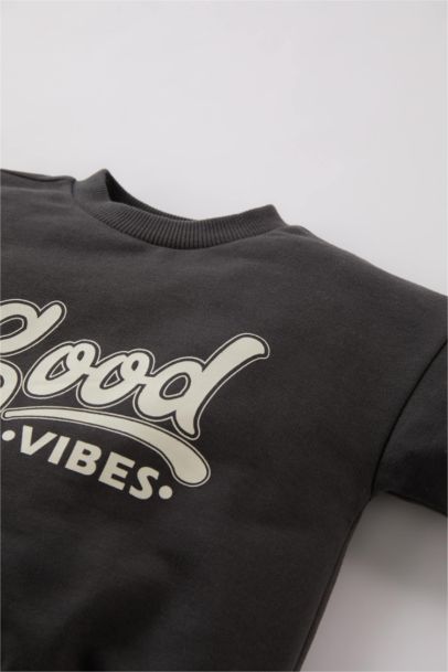 طقم بيبي اولادي سويت شيرت وسويت بانتس بطبعة شعار - قطعتين