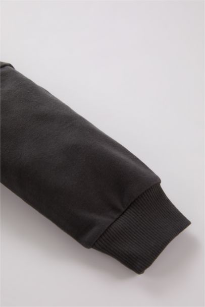 طقم بيبي اولادي سويت شيرت وسويت بانتس بطبعة شعار - قطعتين