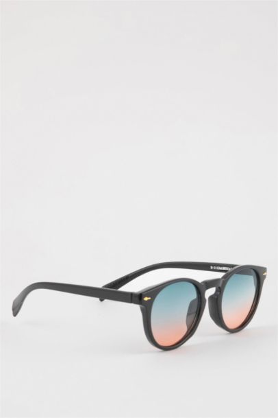 Woman Round Sunglasses