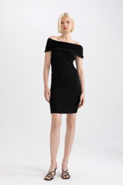 Mini Robe à Manches Longues en Tricot à épaules dénudées