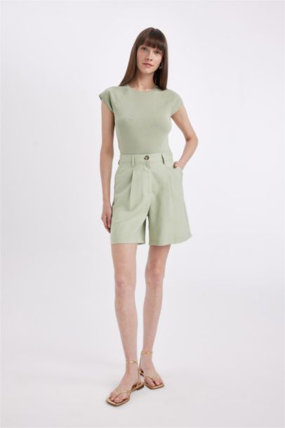 شورت برجل واسع وخصر عالي