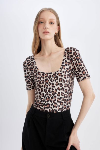 Slim Fit Round Collar Leopard Short Sleeve T-Shirt