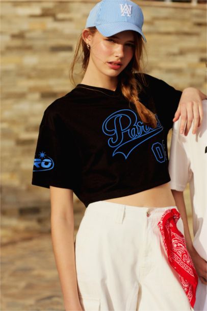 تيشيرت نص كم واسع مطبوع برقبة V