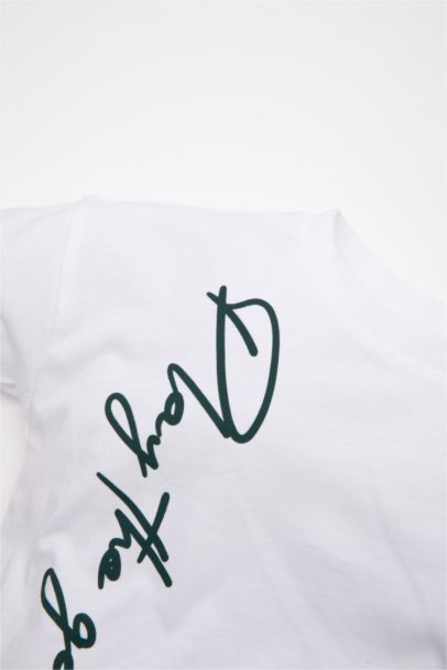 تيشيرت ولادي نص ردن قصة عادية بطبعة شعار