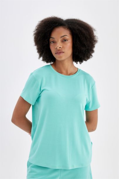 تيشيرت نص كم قصة عادية برقبة مستديرة