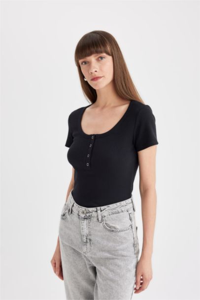 تيشيرت سليم فيت  نص كم مضلع برقبة مستديرة