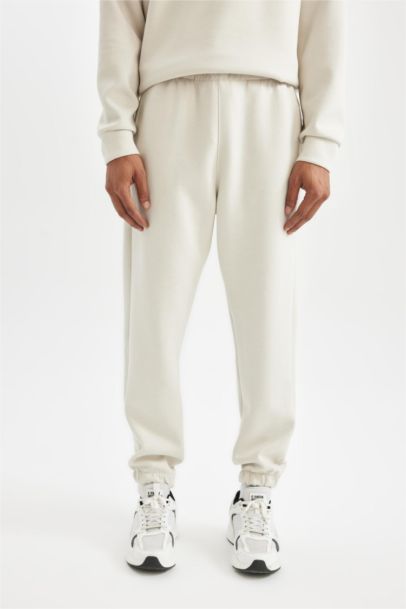 Sporcu Jogger Eşofman Altı Standart Fit Normal Kesim Beli Paçası Lastikli