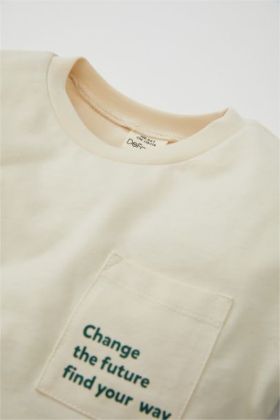 تيشيرت كم طويل بطبعة شعار قصة عادية بياقة مستديرة