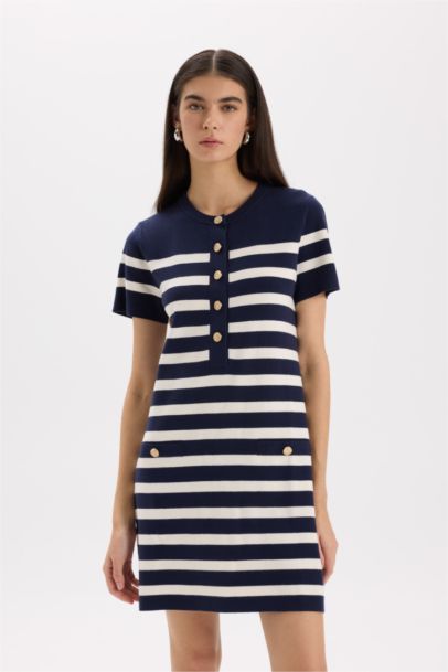 Платье в полоску с пуговичным воротником