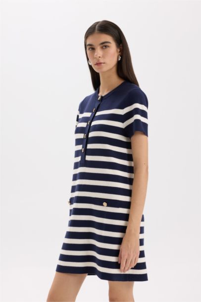 Платье в полоску с пуговичным воротником