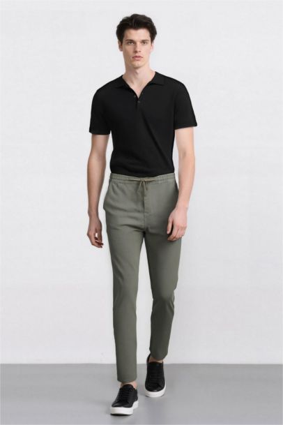 Прямые брюки-джоггеры приталенного кроя с карманами