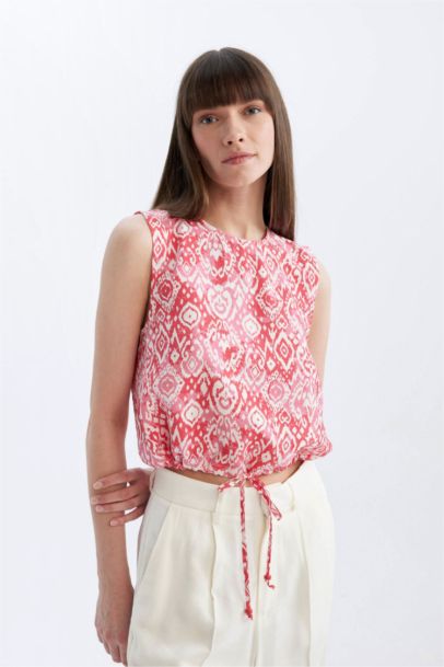 Fitted Desenli Yuvarlak Yaka Kolsuz Bluz