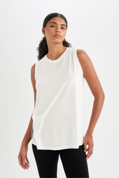 تي شيرت كت رياضي بقصة طويلة بدون كم من DeFactoFit