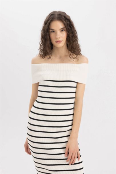 Robe mi-longue Slim en tricot rayé à épaules dénudées