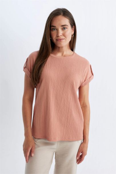 تيشيرت نص كم برقبة مستديرة وقصة عادية