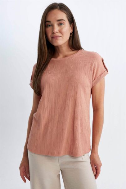 تيشيرت نص كم برقبة مستديرة وقصة عادية