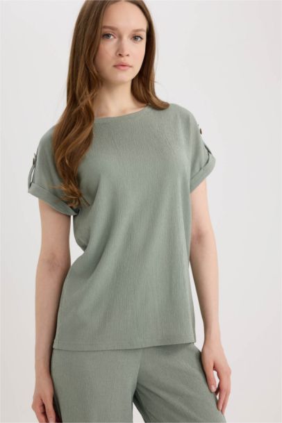 تيشيرت نص كم قصة عادية برقبة مستديرة