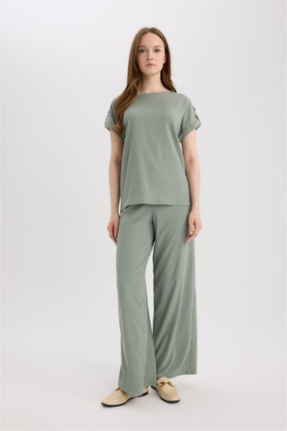 تيشيرت نص كم قصة عادية برقبة مستديرة