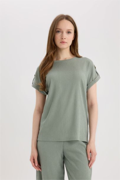 تيشيرت نص كم قصة عادية برقبة مستديرة