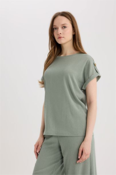 تيشيرت نص كم قصة عادية برقبة مستديرة