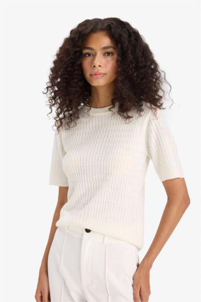 بلوفر تريكو نص كم قصة عادية برقبة مستديرة