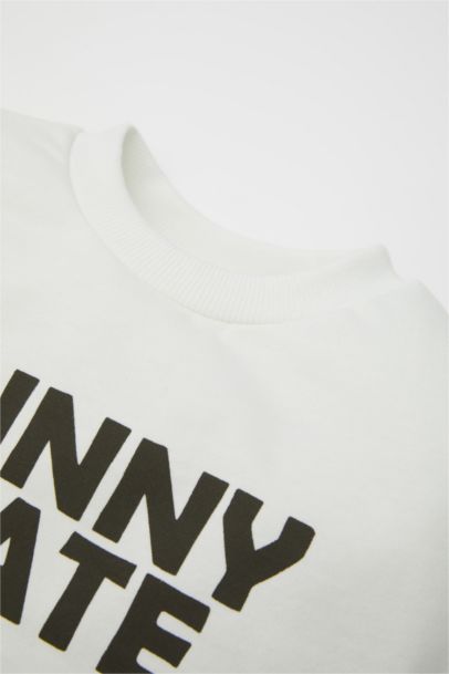 طقم بيبي اولادي بطبعة شعار خفيف قصة عادية - قطعتين