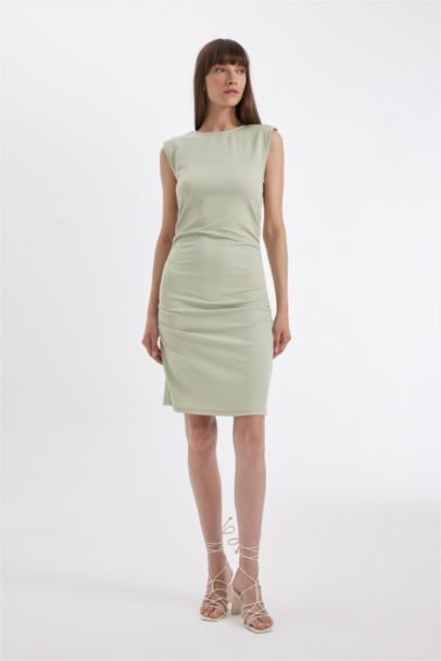 Mini-Robe moulante drapée en crêpe sans manches