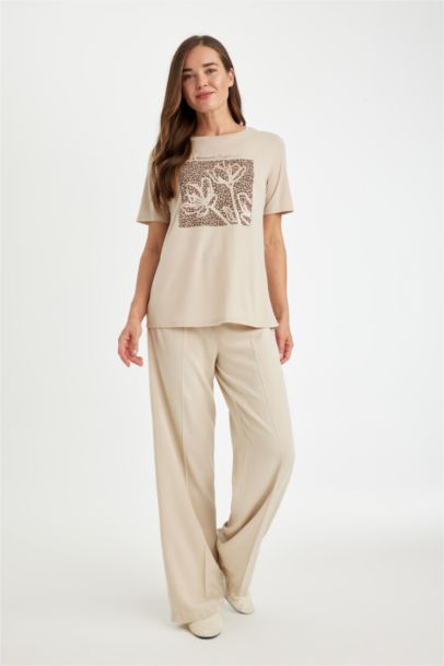 تيشيرت نص كم قصة عادية برقبة مستديرة