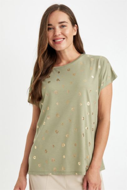 تيشيرت نص كم برقبة مستديرة وقصة عادية