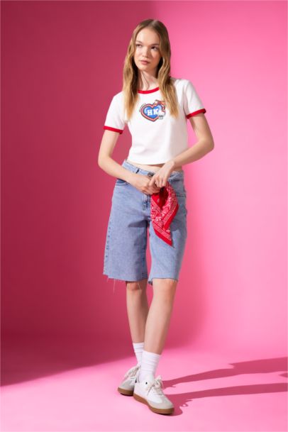 Hello Kitty Fitted Crew Neck Printed Ribbed T-Shirt