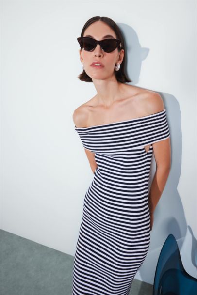 Robe slim en tricot rayée à épaules dénudées