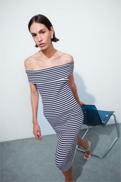 Robe slim en tricot rayée à épaules dénudées