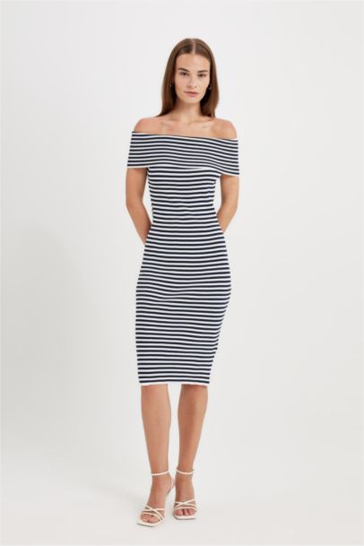 Robe slim en tricot rayée à épaules dénudées