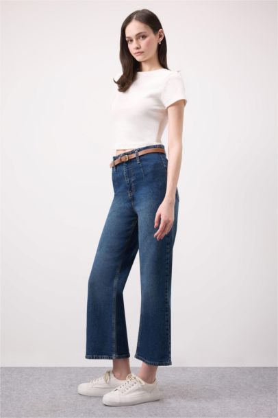 Jean taille haute, coupe courte et jambes larges, délavé