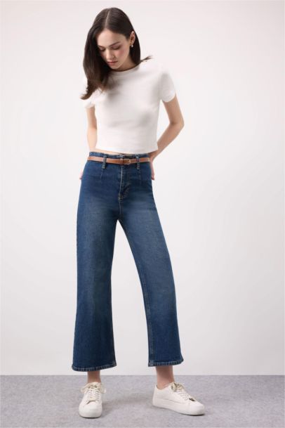 Jean taille haute, coupe courte et jambes larges, délavé