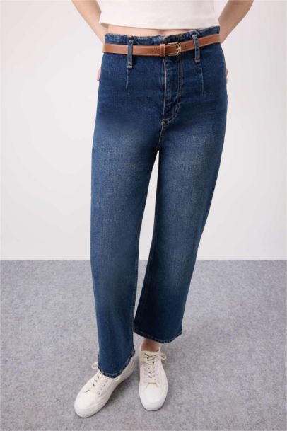 Jean taille haute, coupe courte et jambes larges, délavé