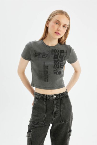 تيشيرت نص ردن مخصر مضلع بياخة مستديرة