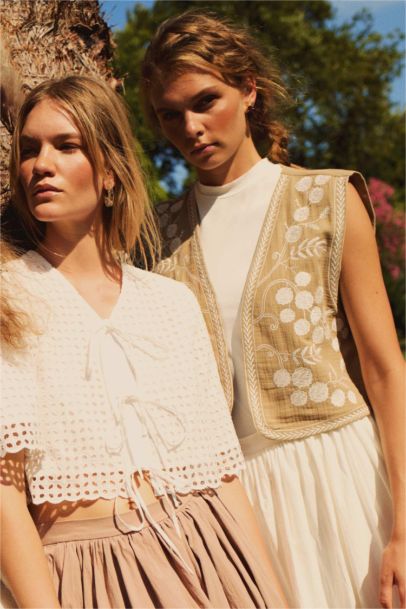 Manuka x DeFacto V Yaka İşlemeli Müslin Yelek