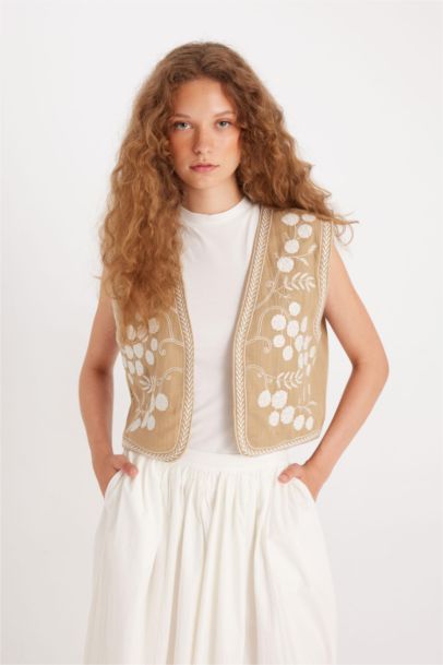 Manuka x DeFacto V Yaka İşlemeli Müslin Yelek