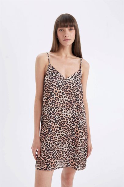 Chemise de nuit à bretelles en satin et col en V imprimé léopard