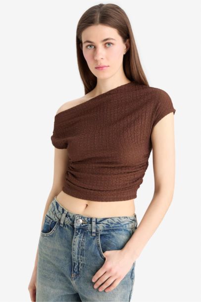 تيشيرت نص ردن منسوج سليم فيت بكتف مكشوف واحد