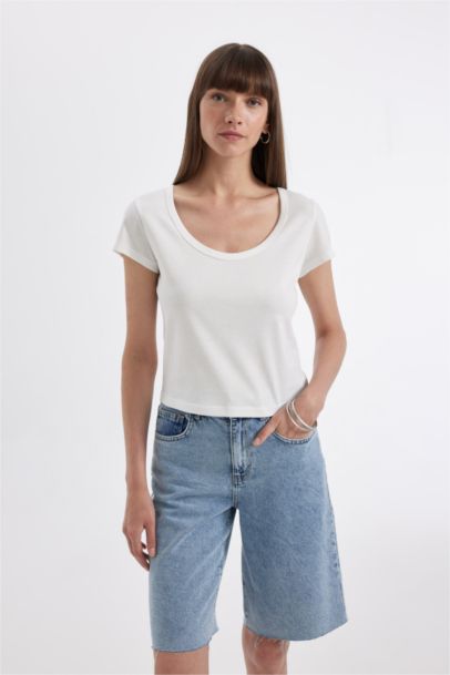 تيشيرت نص كم قصة عادية برقبة مستديرة