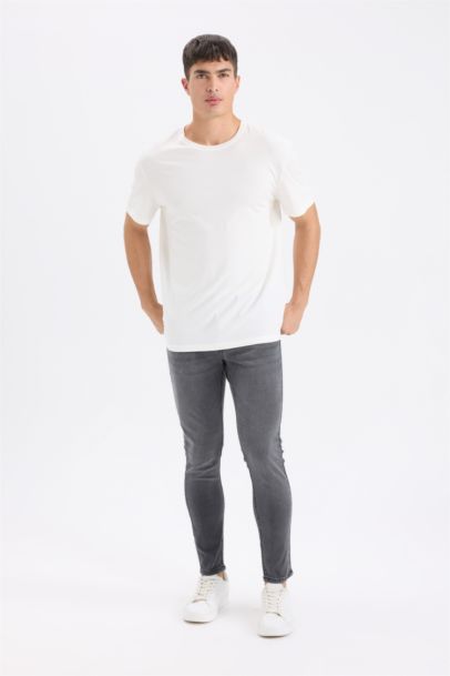 بنطلون جينز سكيني فيت قصة مريحة برجل ضيقة وتفاصيل ممزقة