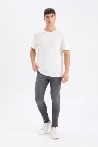 بنطلون جينز سكيني فيت قصة مريحة برجل ضيقة وتفاصيل ممزقة