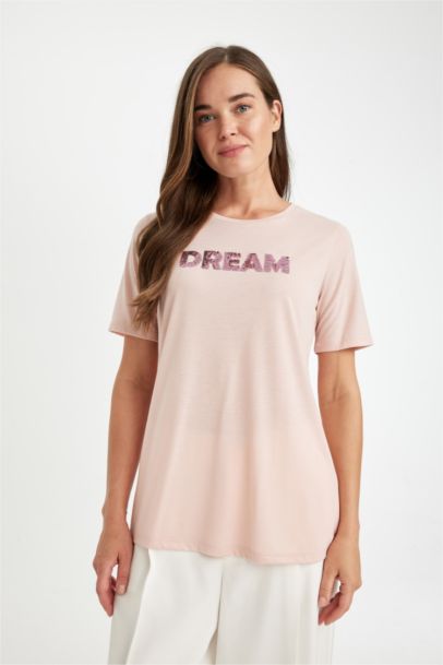 تيشيرت نص كم قصة عادية برقبة مستديرة