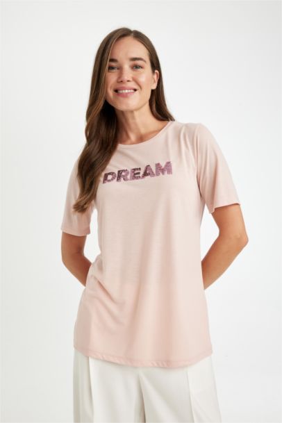 تيشيرت نص كم قصة عادية برقبة مستديرة