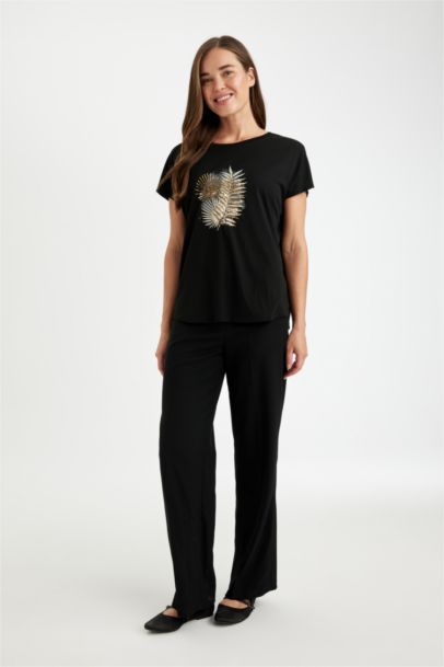 تيشيرت نص كم برقبة مستديرة وقصة عادية